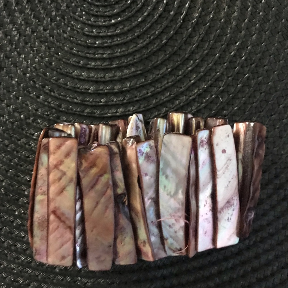 Light pearlized purple stretch bracelet